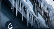 Иллюстрация удаления сосулек с жилого дома